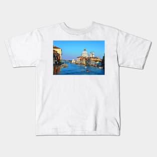 Beautiful view of famous Canal Grande and Basilica di Santa Maria della Salute in Cana, Italy Kids T-Shirt